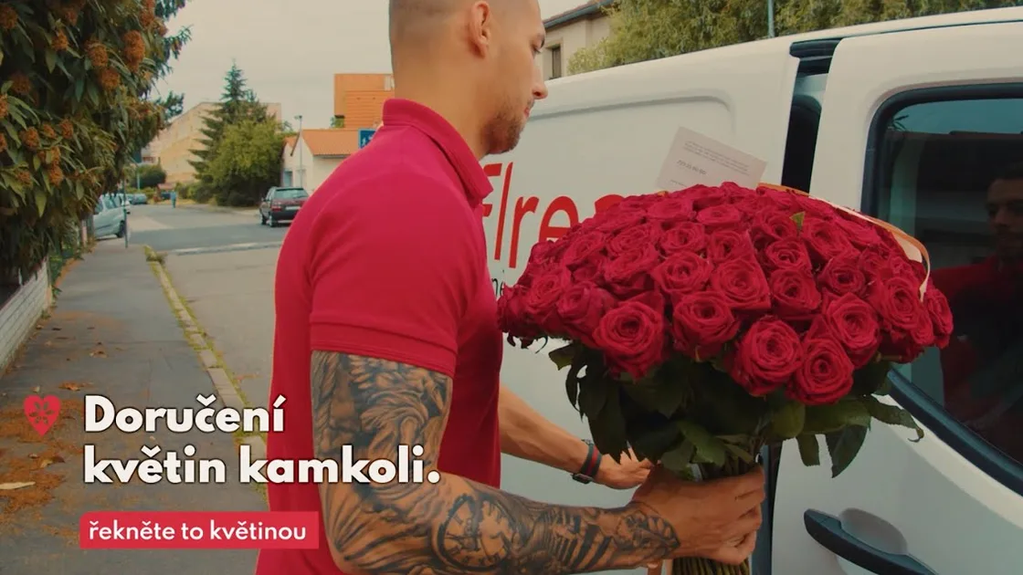 Rozvoz květin Florea — kurýr s kyticí u vozu